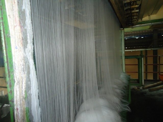 Nhựa sau khi được nung chảy qua hệ thống lưới tạo thành sợi tơ